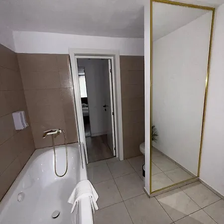 Lad Petite Maison - Free Privat Parking - Apartment Craiova
