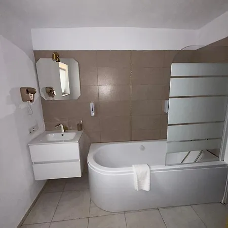 Lad Petite Maison - Free Privat Parking -